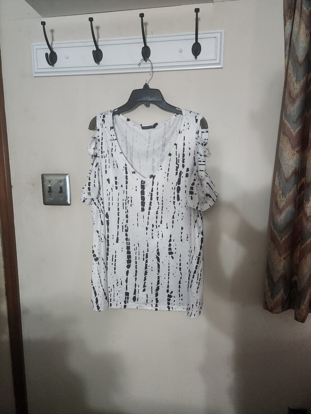 🎉 Cold Shoulder Black & White Blouse